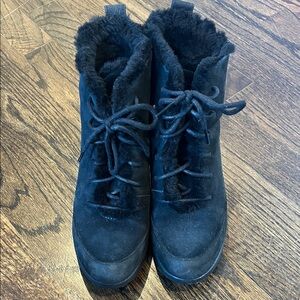 Women's UGG Black Fur-Lined wedge ankle Boot bootie, size 8